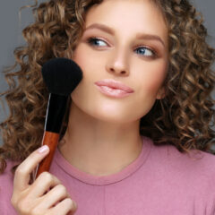 ミネラルチークでふんわり幸せ顔