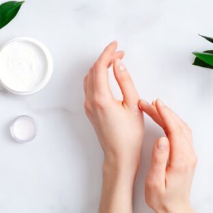 ケアで防ぐ【冬の手荒れ】