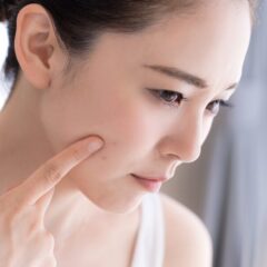 敏感肌でファンデーションがかゆくなる…その原因と、やさしいメイク選びのポイント
